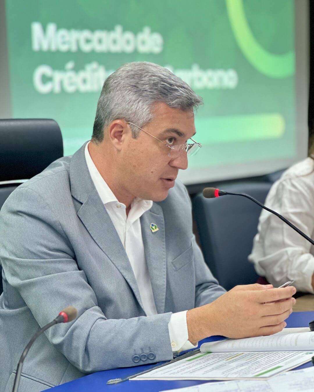 Mark Augusto, presidente do Sindiverde, conduz reunião do COTEMA com foco na transição para uma economia de baixo carbono